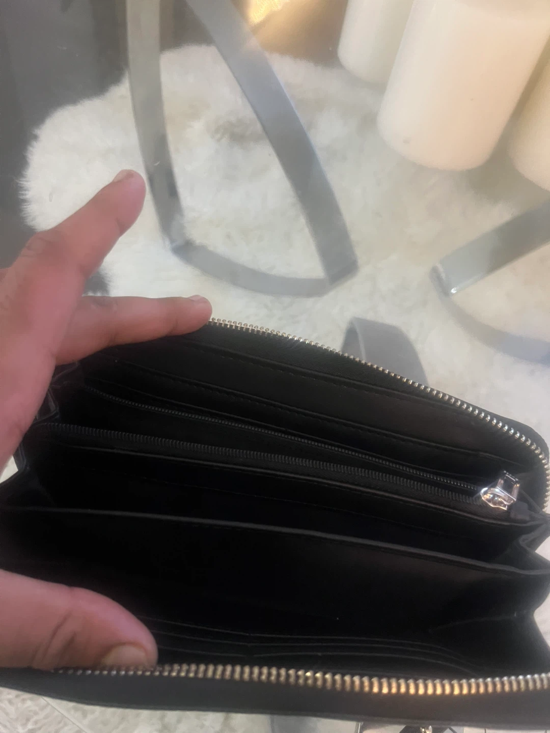 Guess black zip-around wallet - photo 2
