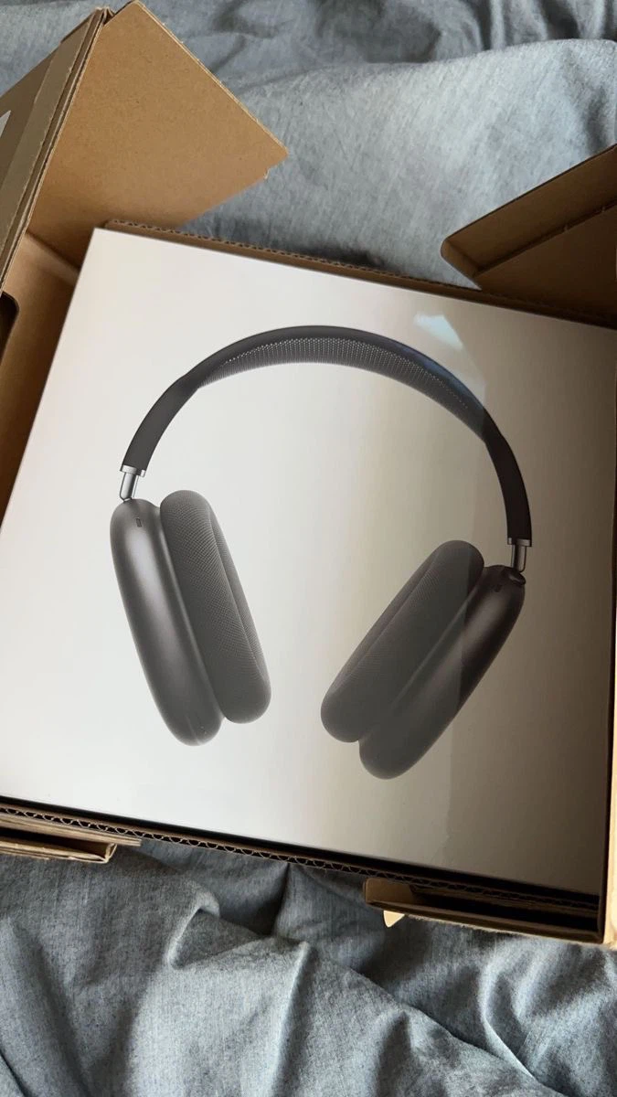 AirPods Max Space