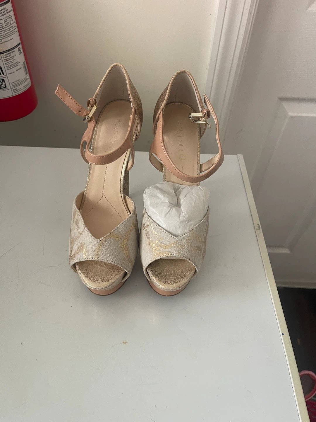 Boutique 9 Gold and Beige Heels Size 6.5 - photo 5