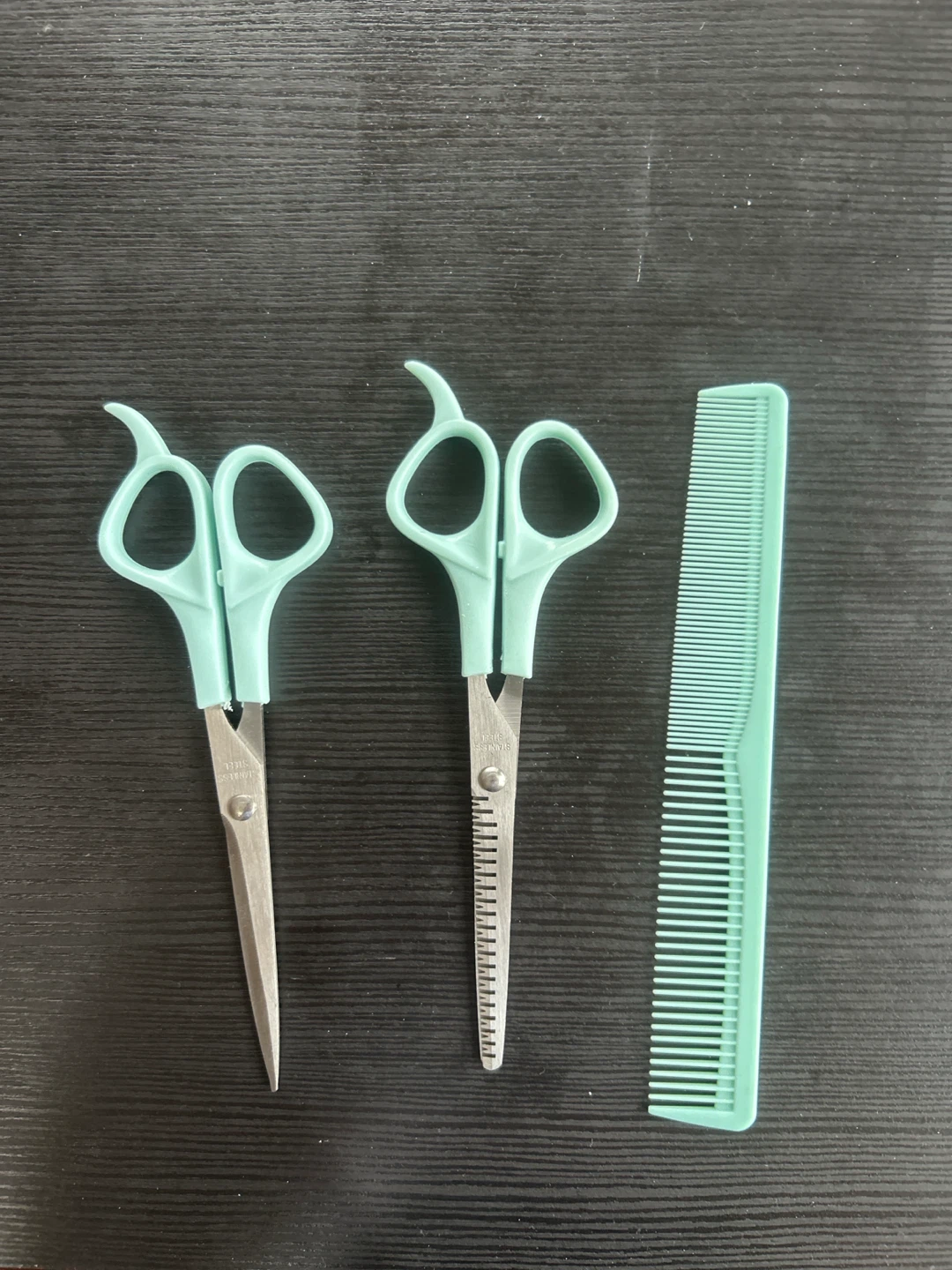 Hair cutting scissors and comb set