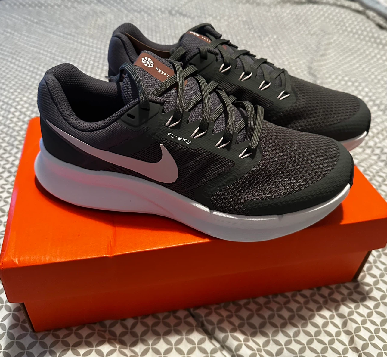 Women’s 9.5 wide fit Nike run swift sneakers