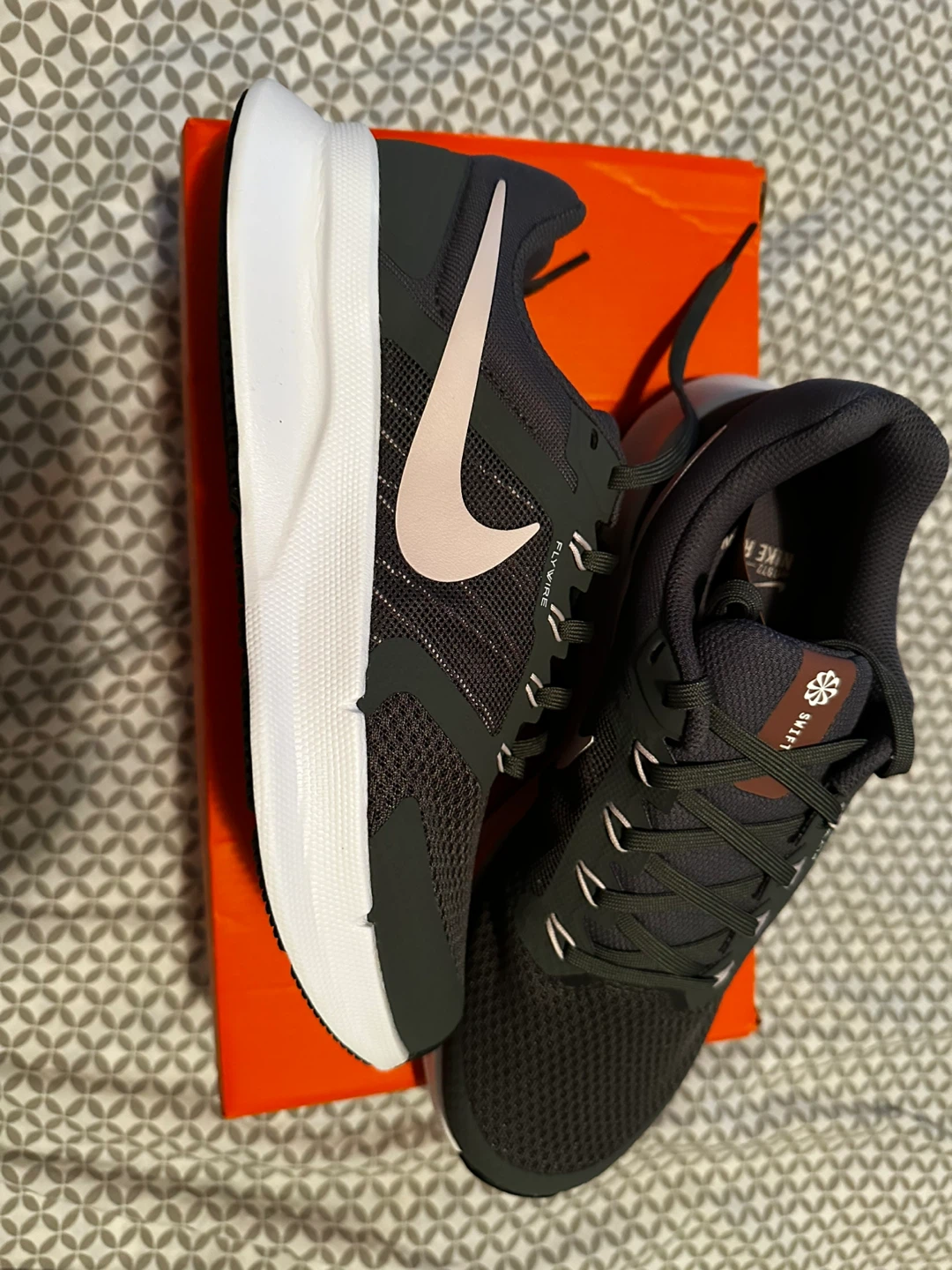 Women’s 9.5 wide fit Nike run swift sneakers - photo 2