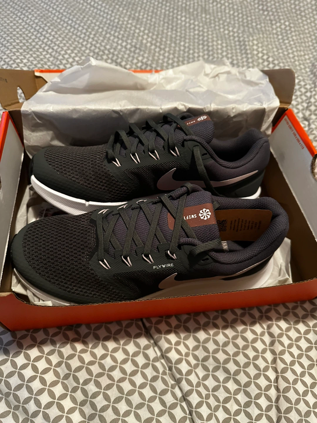 Women’s 9.5 wide fit Nike run swift sneakers - photo 3