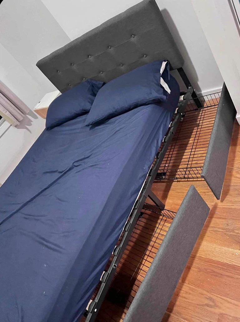 Upholstered Queen Bed Frame W 4 drawers. Cama con 4 cajones. - photo 2