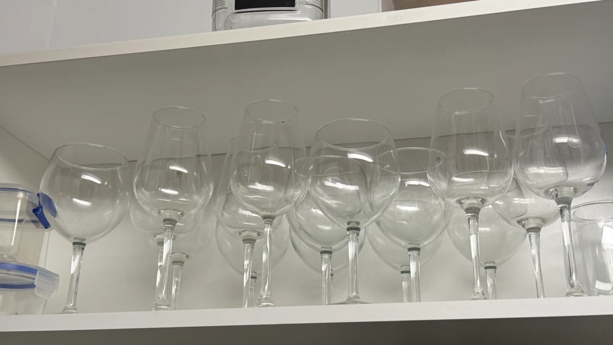 Set of Clear Wine Glasses (12 Glasses)