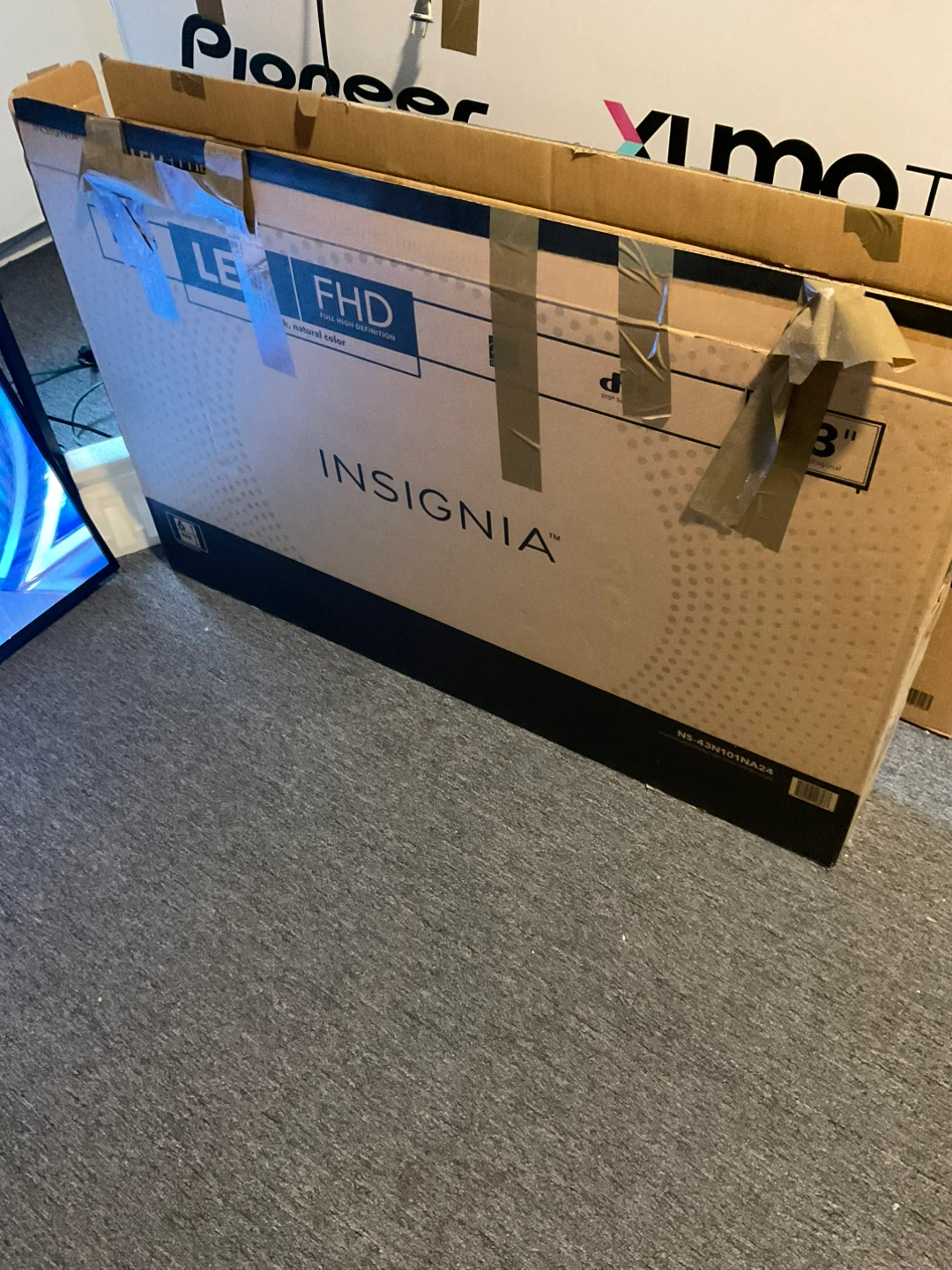 Insignia 43 inch FHD LED TV - photo 2