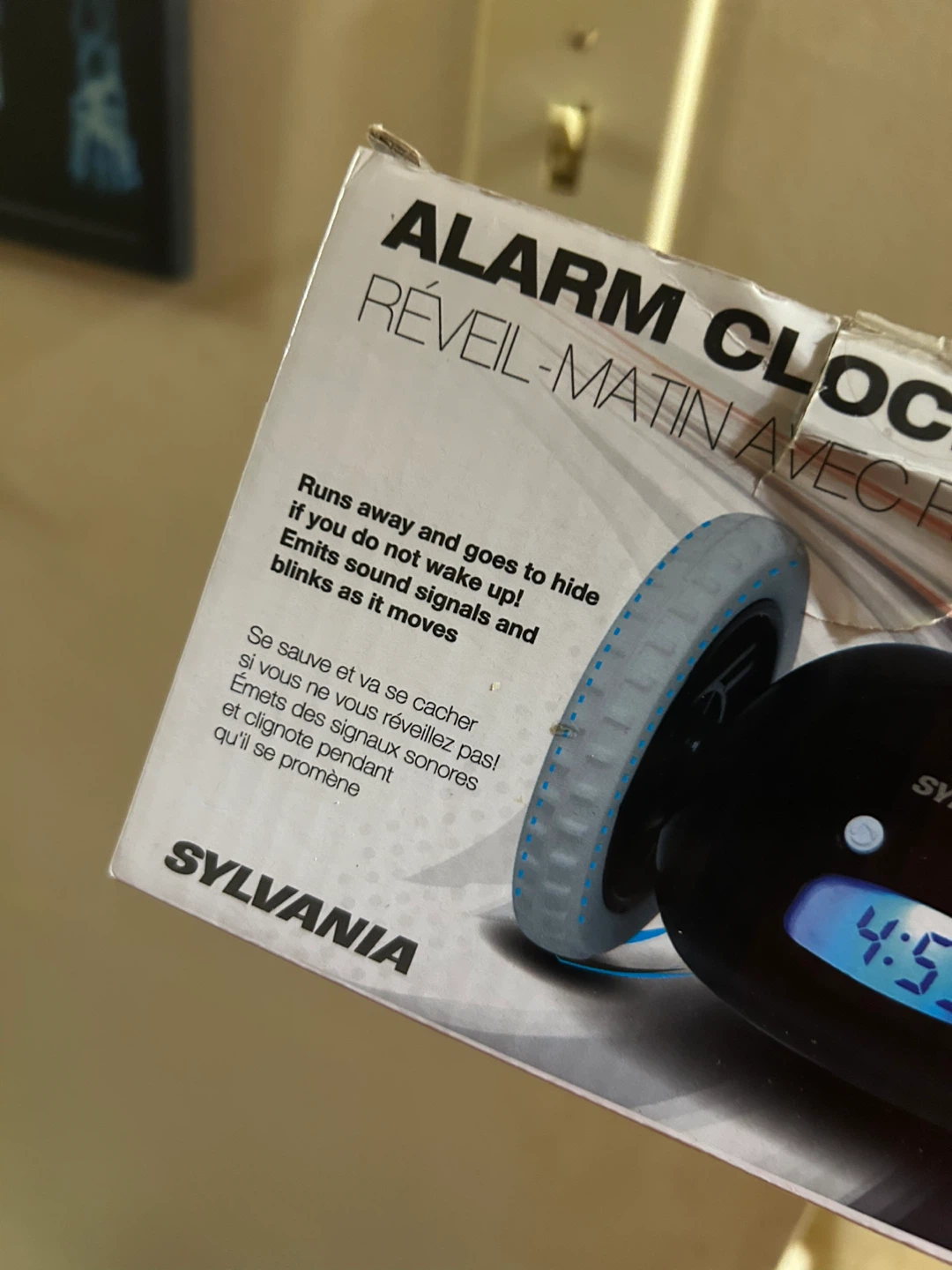 Sylvania Alarm Clock on Wheels - photo 2