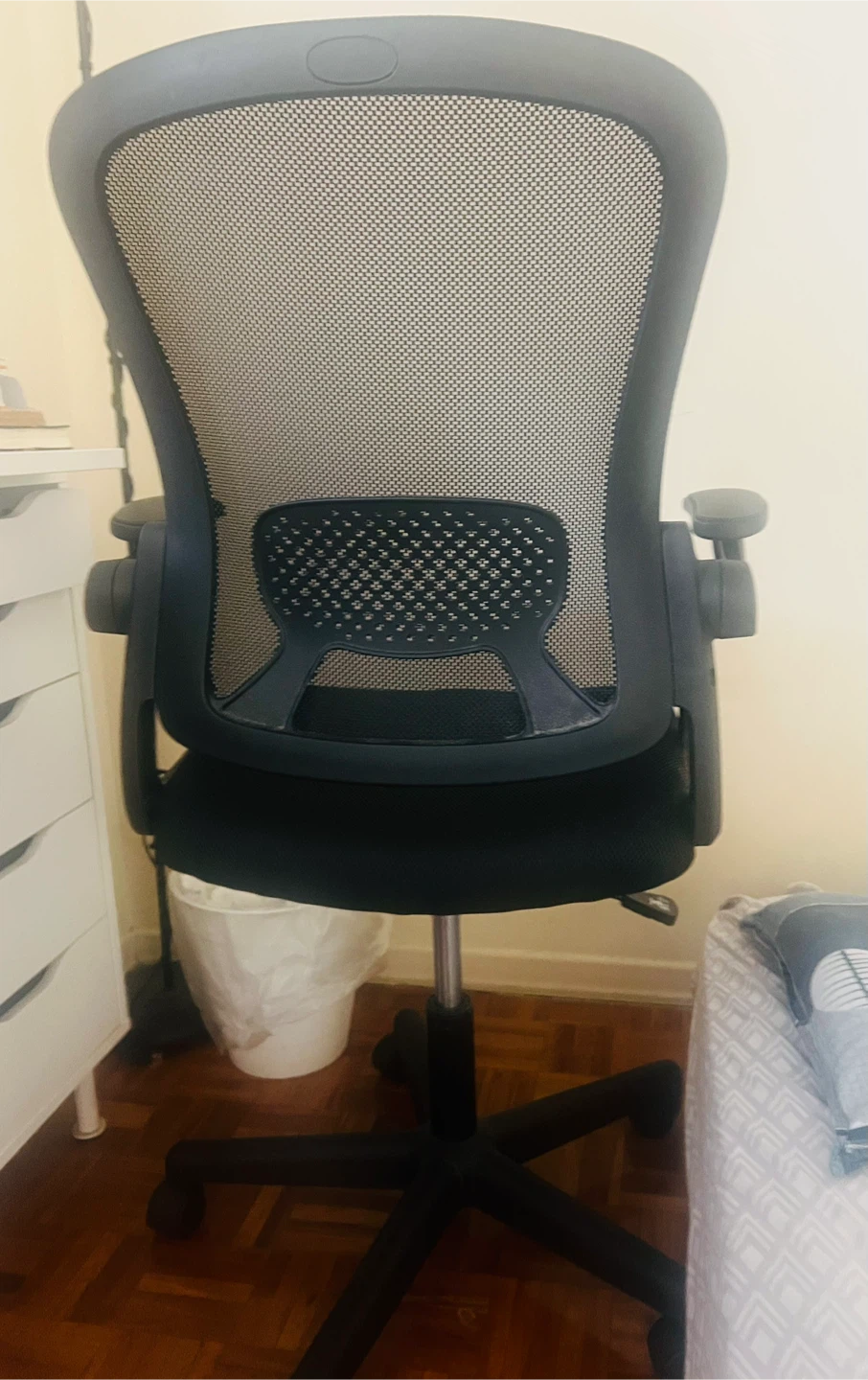 Black Mesh Office Chair - photo 2