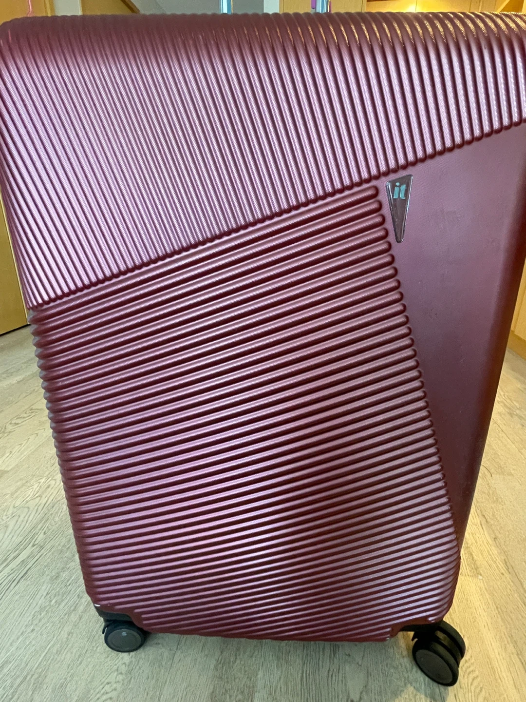 it Luggage Hard Shell Spinner Suitcase