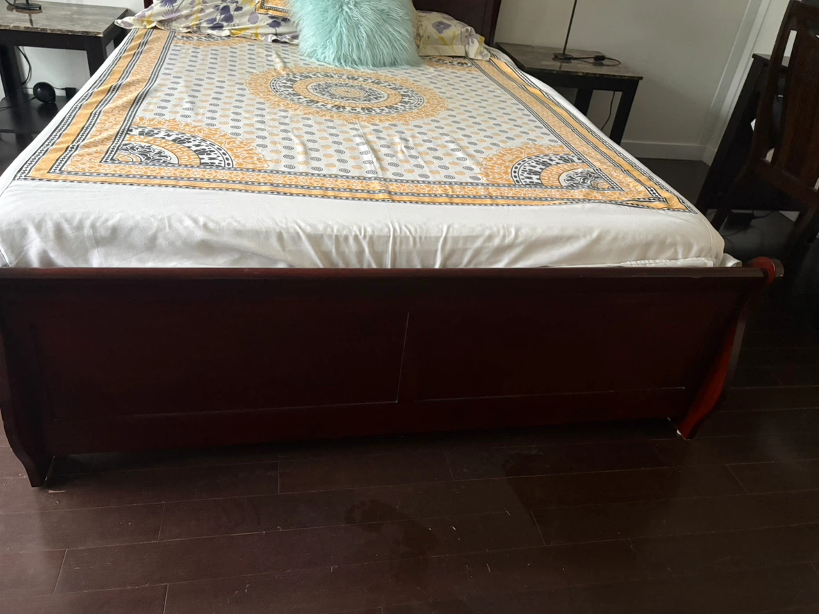 🛏️ Queen Bed Frame + Two Brand‑New Mattresses for Sale - photo 3