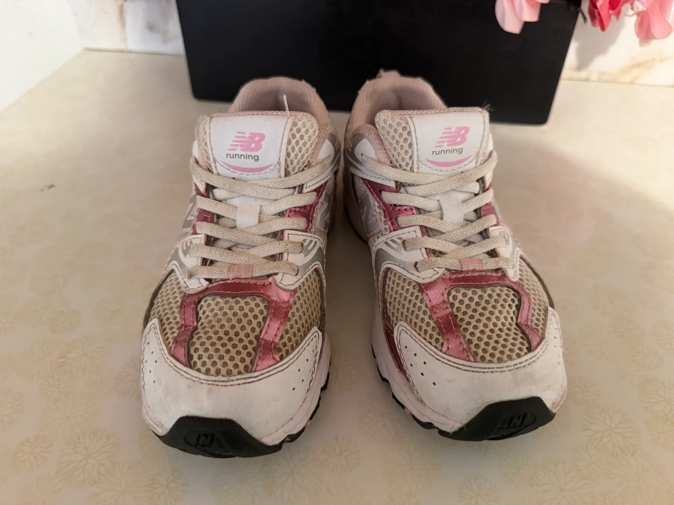 New Balance Running Shoes girls kids size 1 US - photo 2