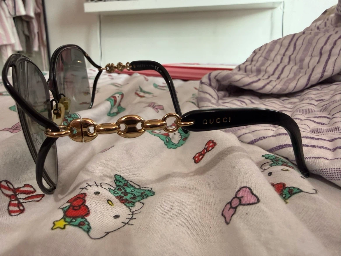 Gucci sunglasses with gold-tone chain detail - photo 2