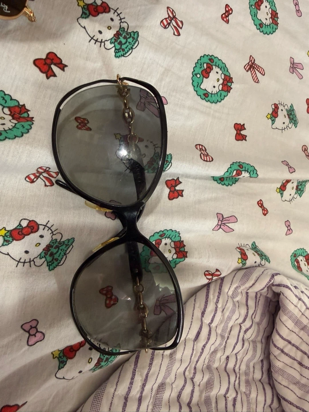 Gucci sunglasses with gold-tone chain detail - photo 3