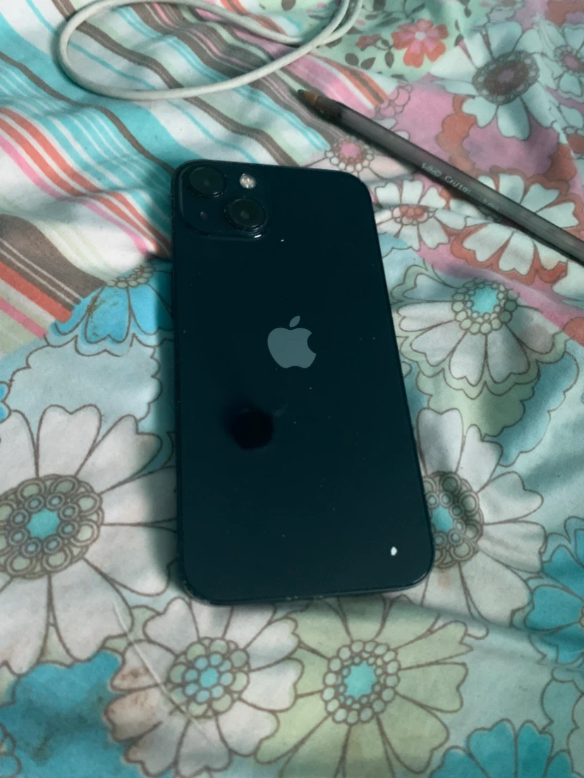 Apple iPhone 13 Black (locked) (selling for parts)