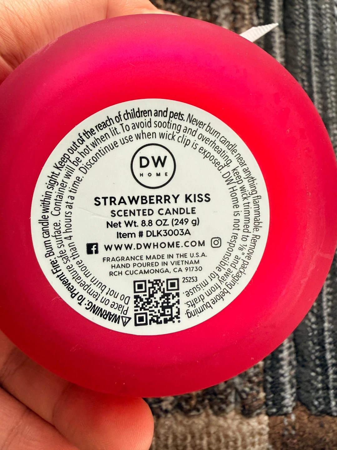 DW Home Strawberry Kiss Scented Candle, brand new - photo 2