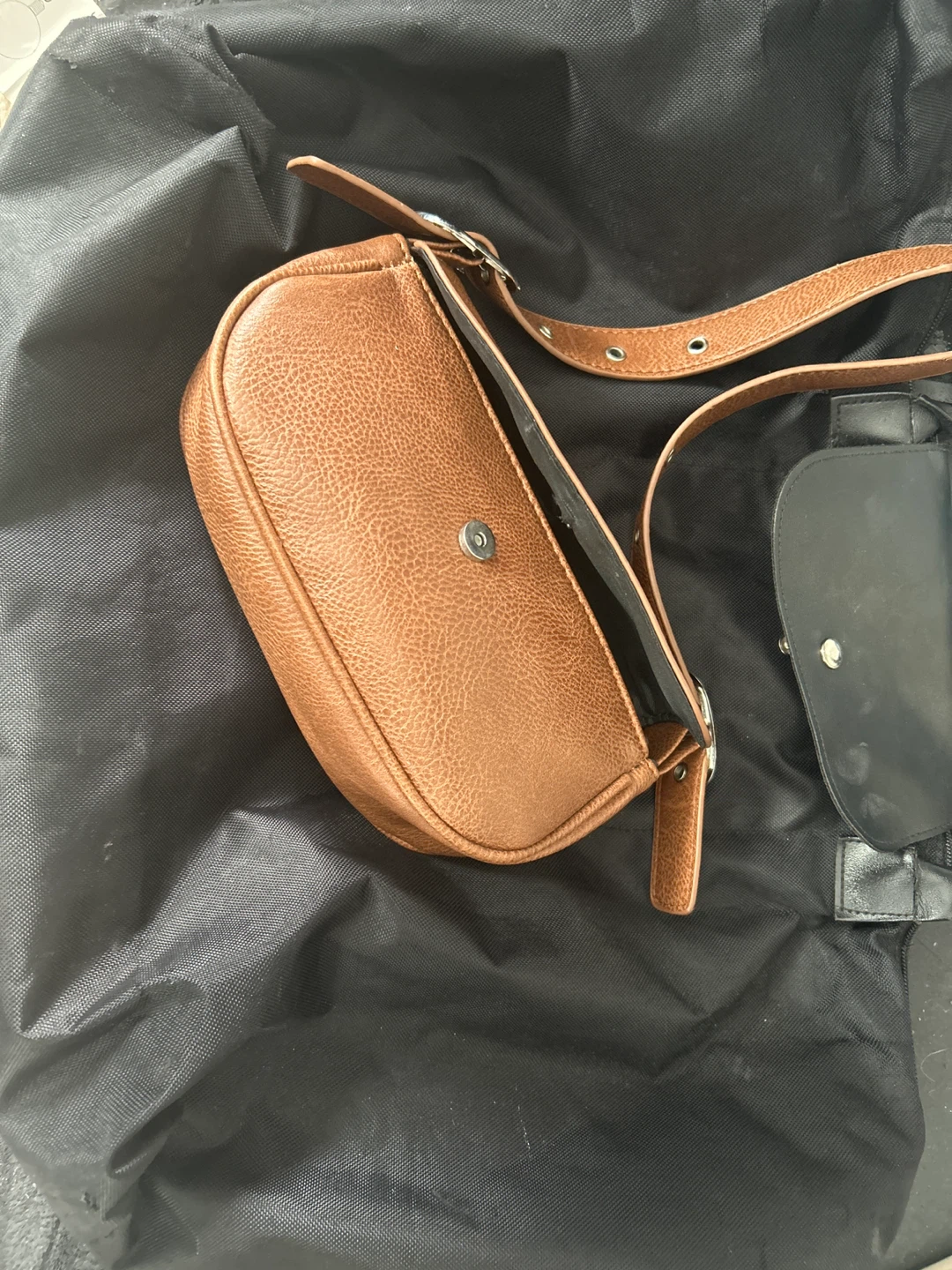 2 shoulder bags