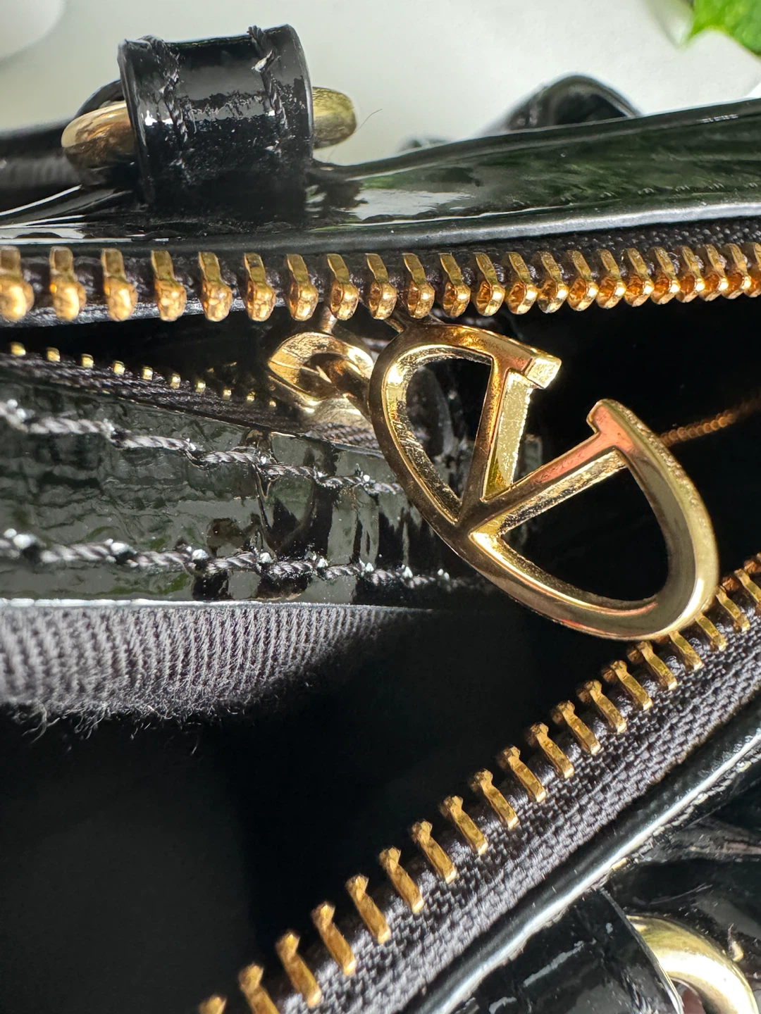 Valentino Garavani Black Patent Leather Handbag - photo 3