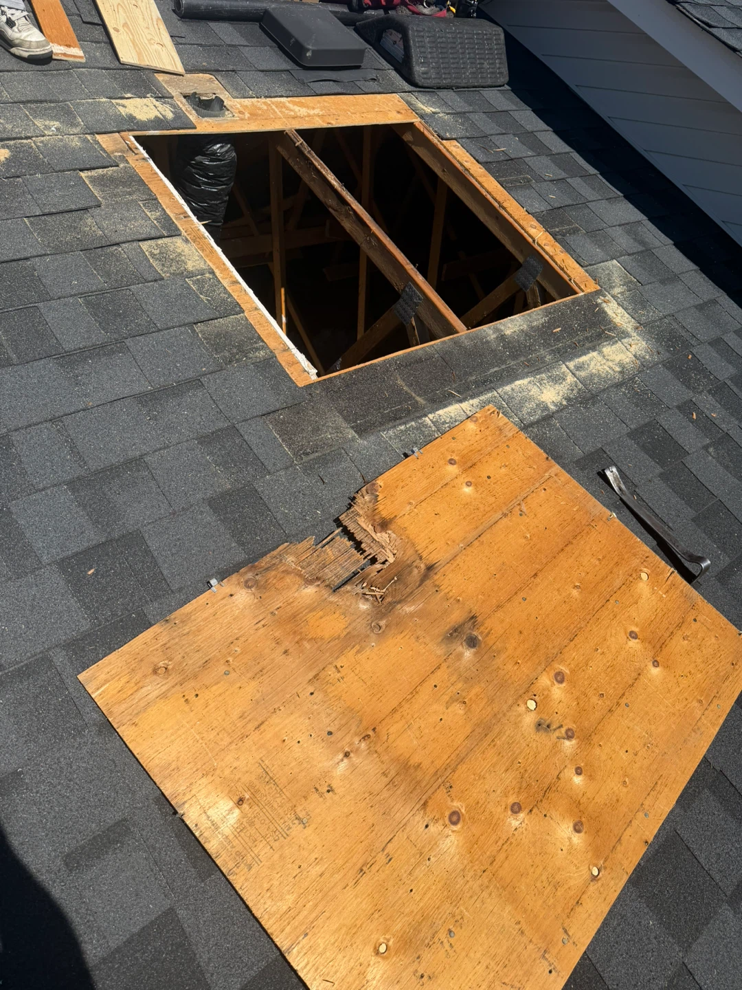 Roofing roof damage leak I fix it all contact me for more - photo 2