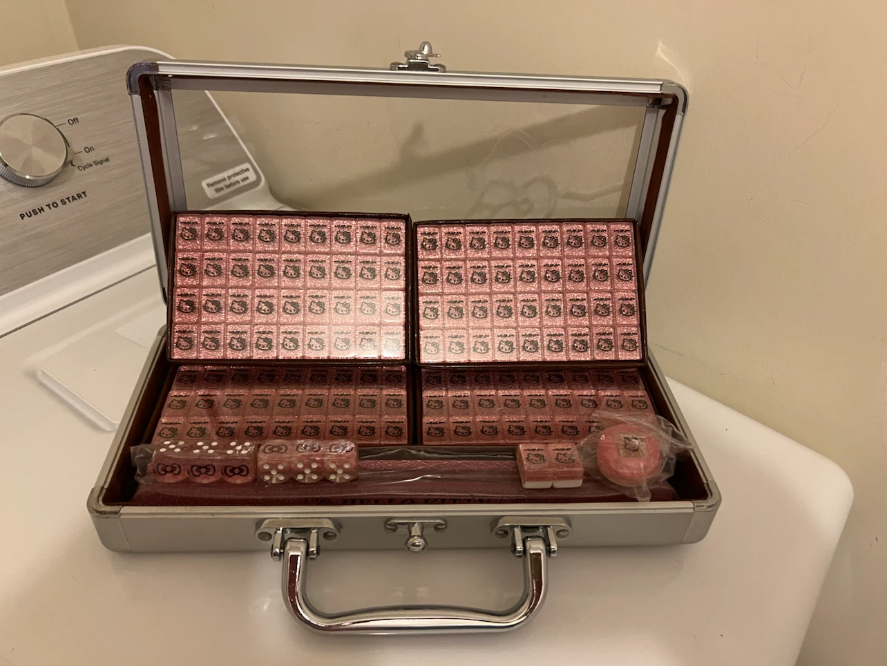 Hello Kitty Mahjong Set in Case - photo 2