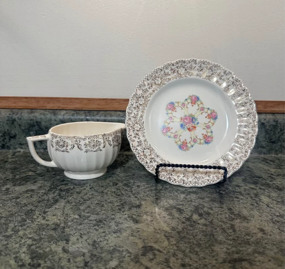 Sebring Pottery Fortune KS518 Creamer and Plate - photo 2