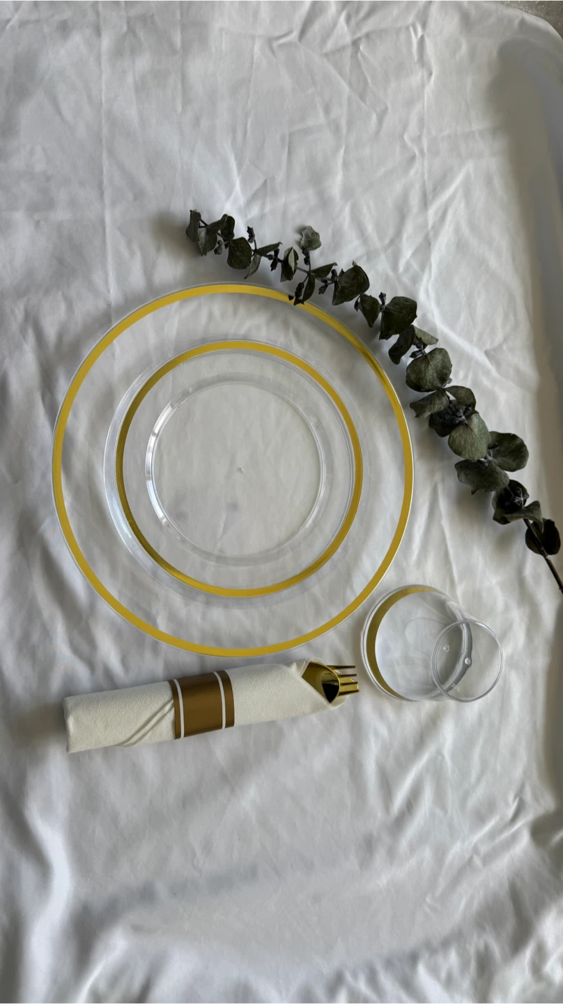 Golden plastic dinnerware set + paper party set - photo 2