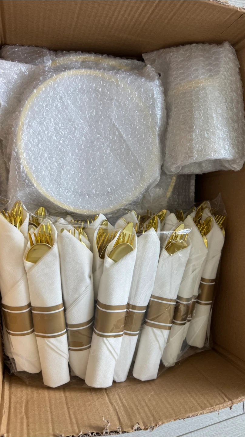 Golden plastic dinnerware set + paper party set - photo 4