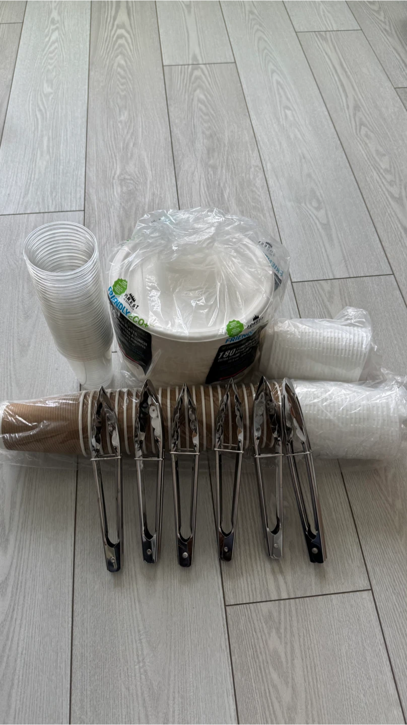 Golden plastic dinnerware set + paper party set - photo 5