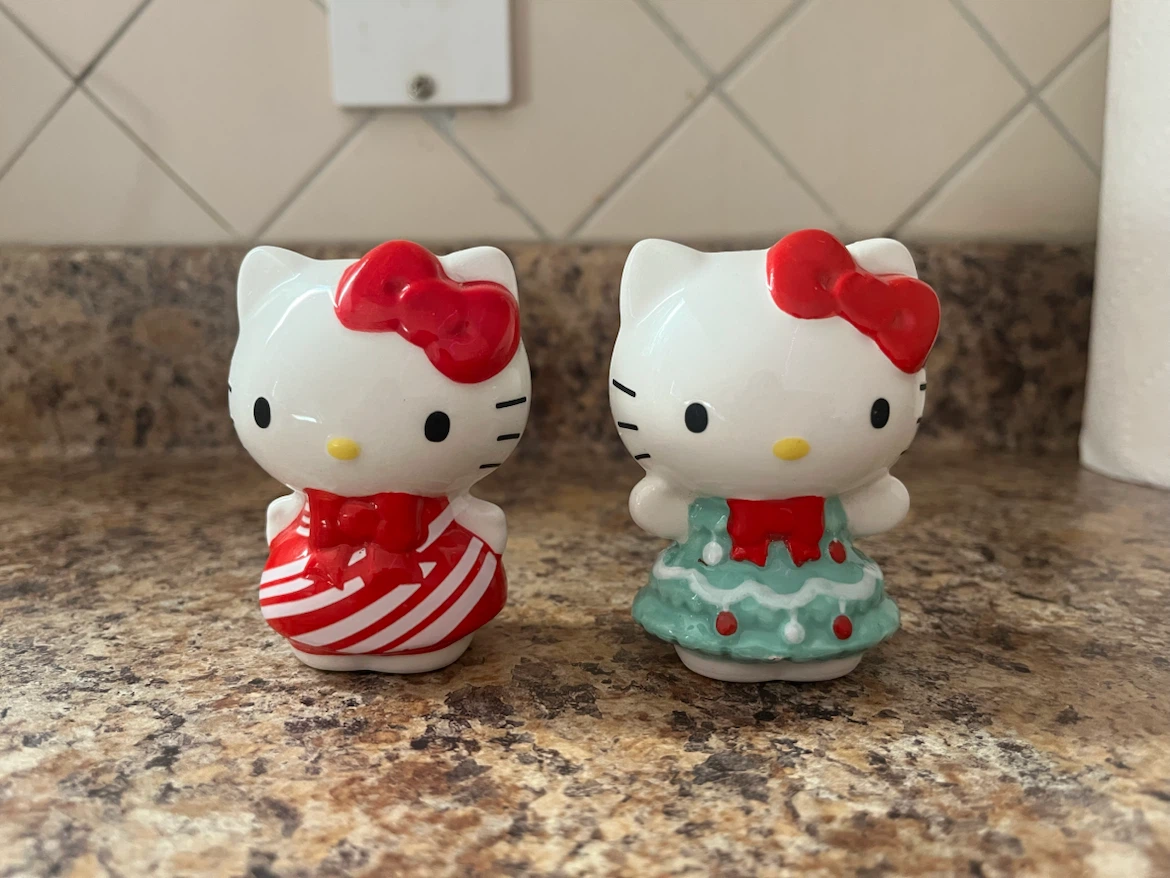Hello Kitty Salt and Pepper Shaker 🎄