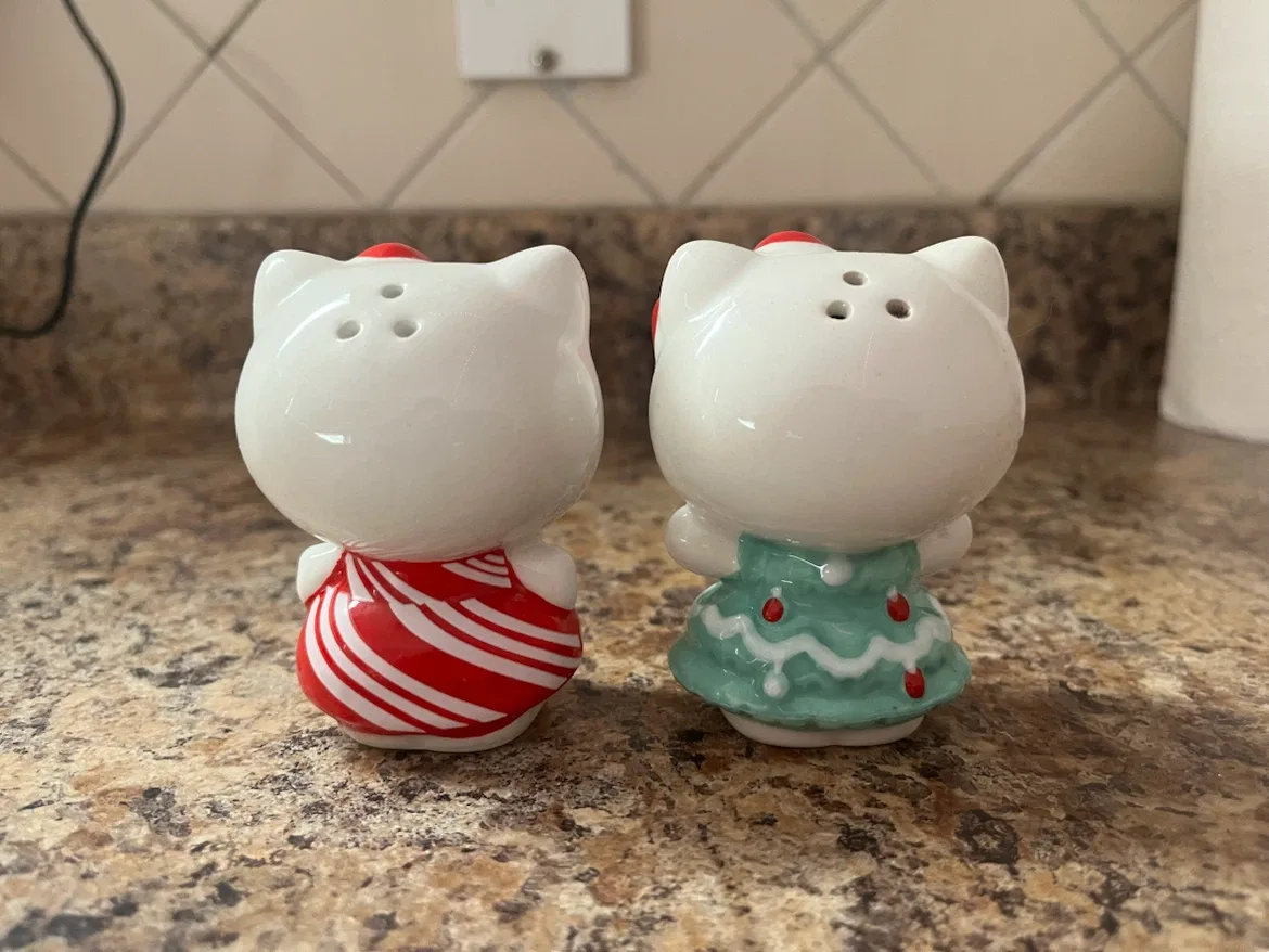 Hello Kitty Salt and Pepper Shaker 🎄 - photo 2