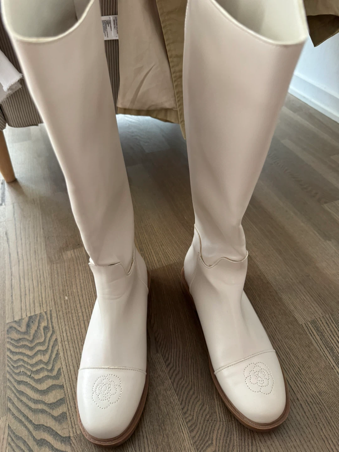 Designer’s White leather knee-high boots