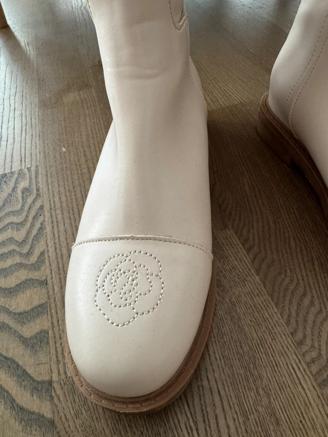 Designer’s White leather knee-high boots - photo 2