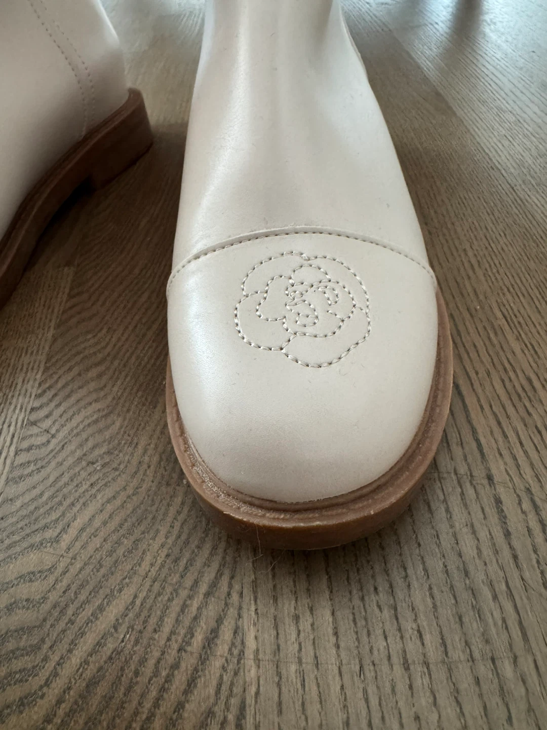 Designer’s White leather knee-high boots - photo 4