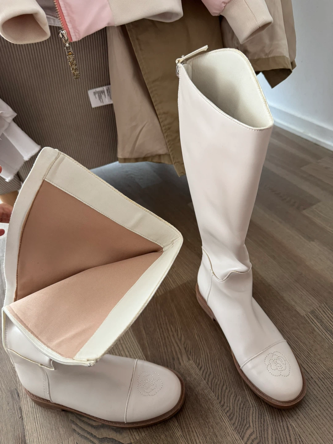 Designer’s White leather knee-high boots - photo 5