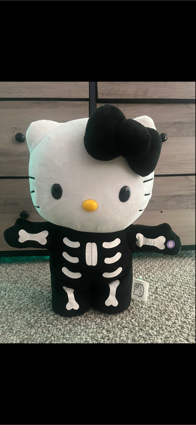 Hello Kitty Halloween Greeter🧡