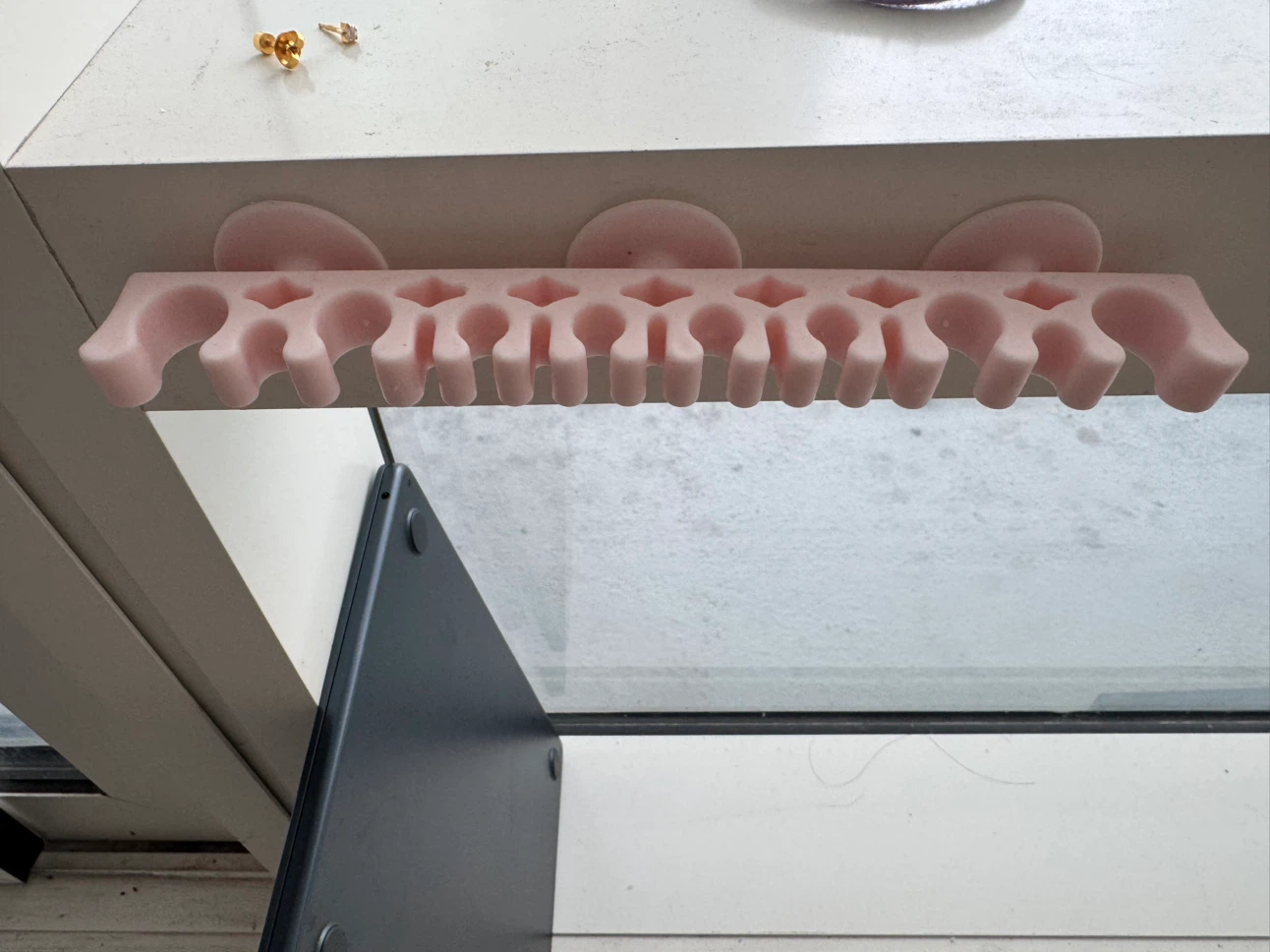 Pink wall-mounted makeup brush holder - photo 2