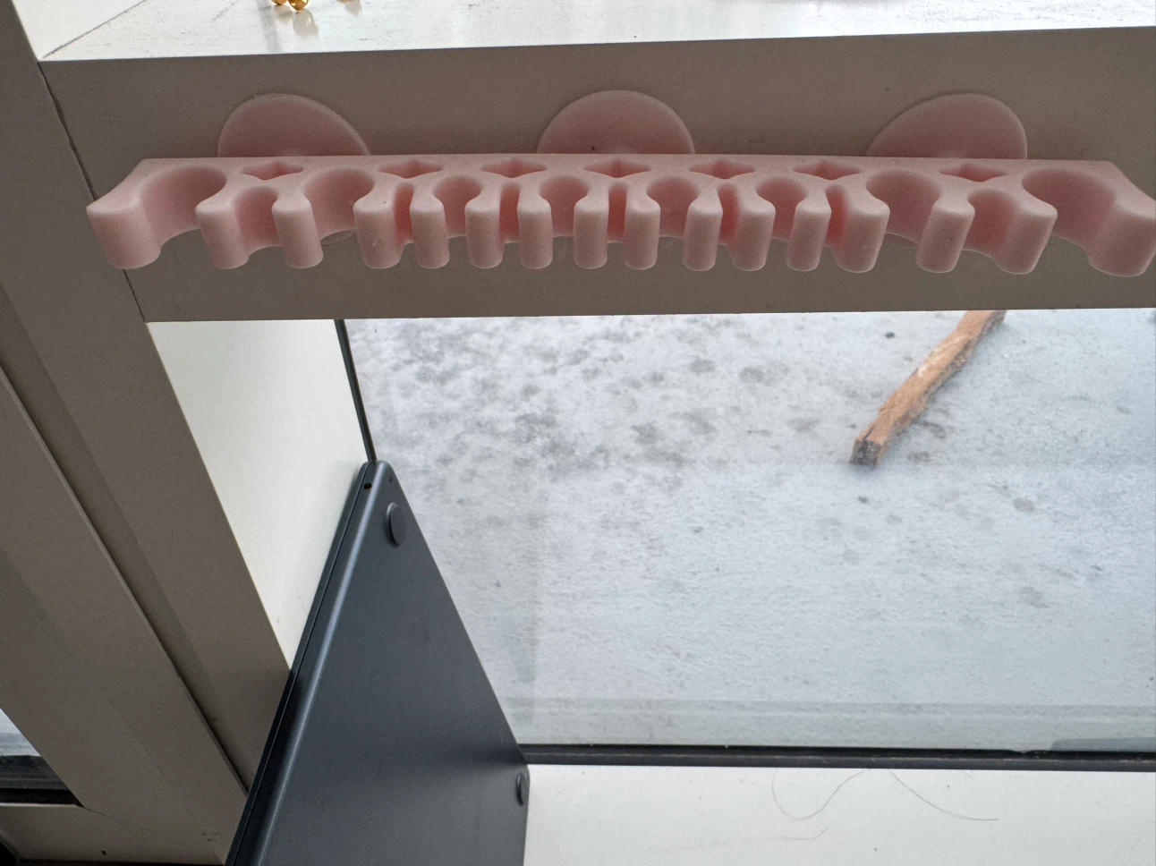 Pink wall-mounted makeup brush holder - photo 3