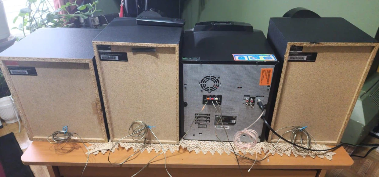 LG Mini Hi-Fi Audio System with 3 Speakers