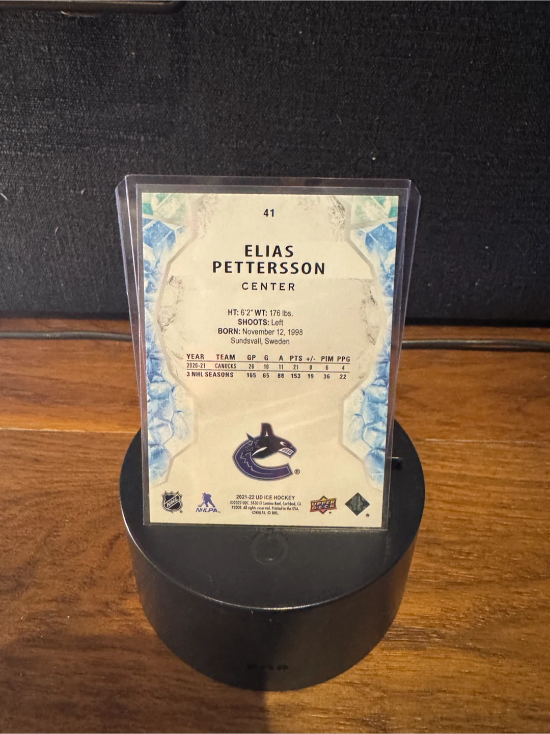 Vancouver Canucks Upper Deck 21-22 Ice #41 Elias Pettersson Gold - photo 2