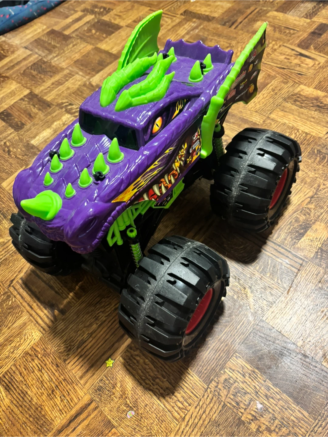 Dickie Toys Giant Dragon Monster Truck