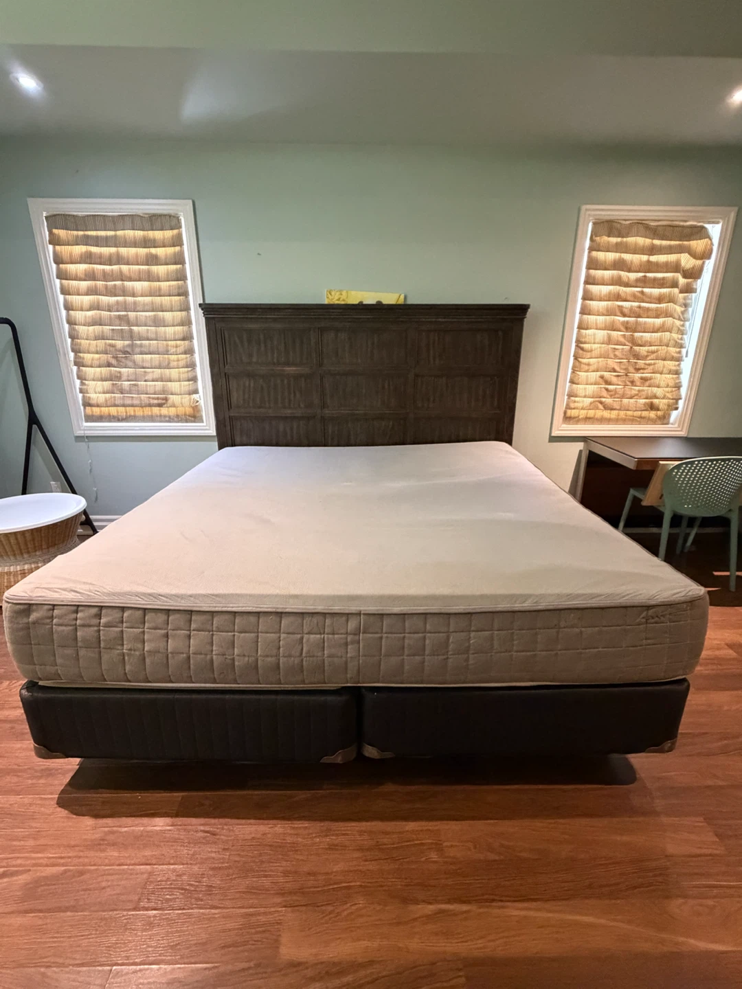 King Size Bed with Dark Wood Headboard - photo 5