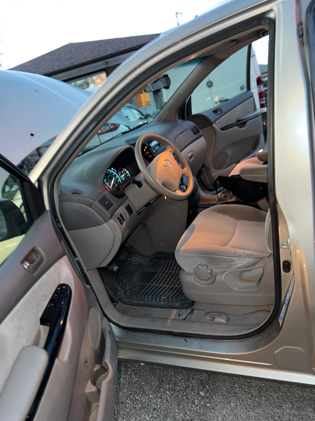 2004 Toyota Sienna Minivan 237,000 km - photo 2