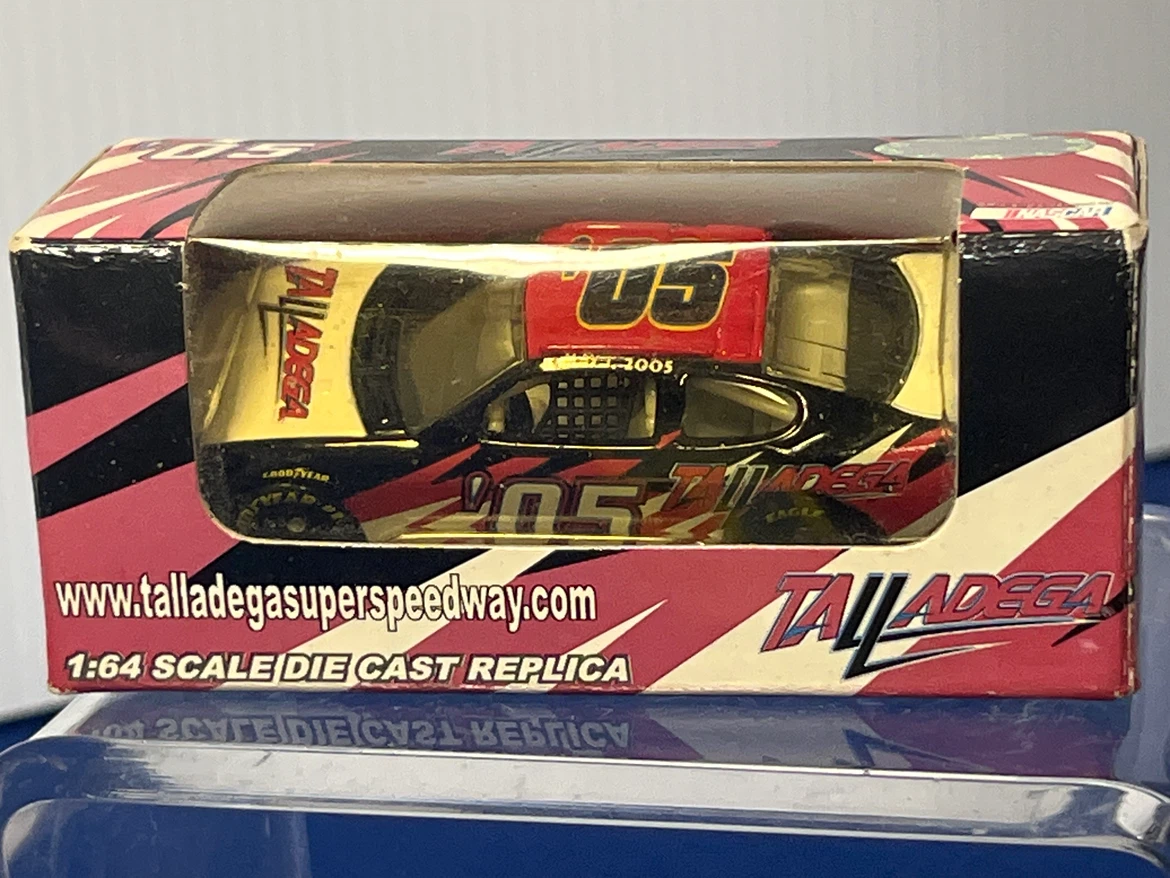NASCAR 1:64 Scale Diecast  (5 Cars) + FREE over 500 Card Binder! - photo 2
