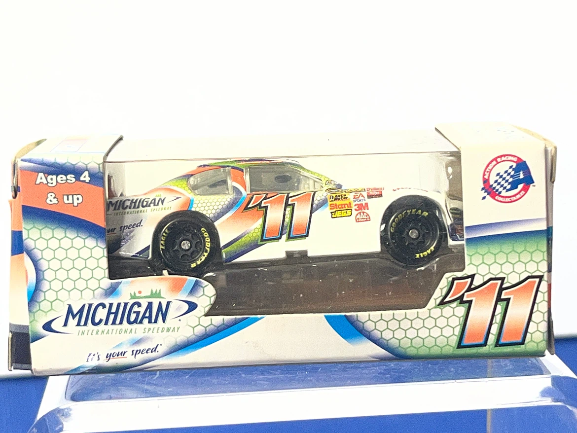 NASCAR 1:64 Scale Diecast  (5 Cars) + FREE over 500 Card Binder! - photo 3