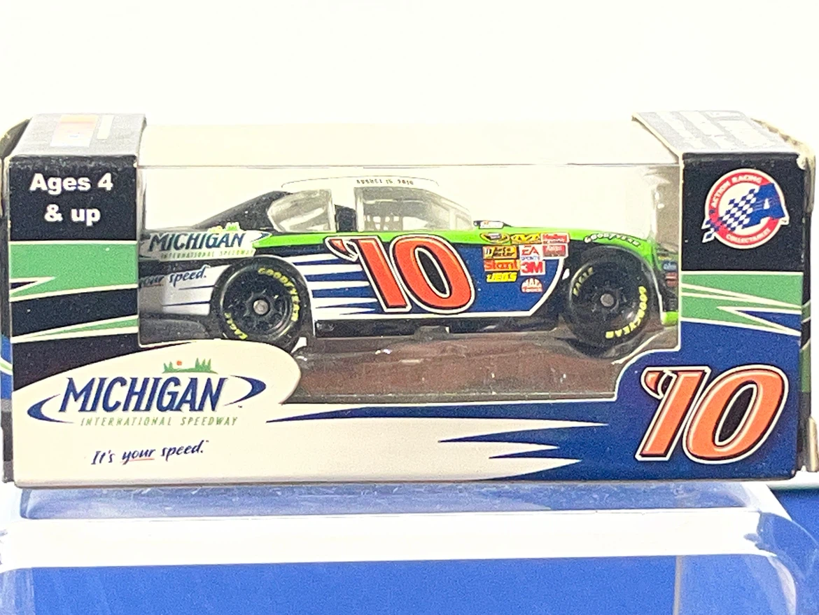 NASCAR 1:64 Scale Diecast  (5 Cars) + FREE over 500 Card Binder! - photo 5
