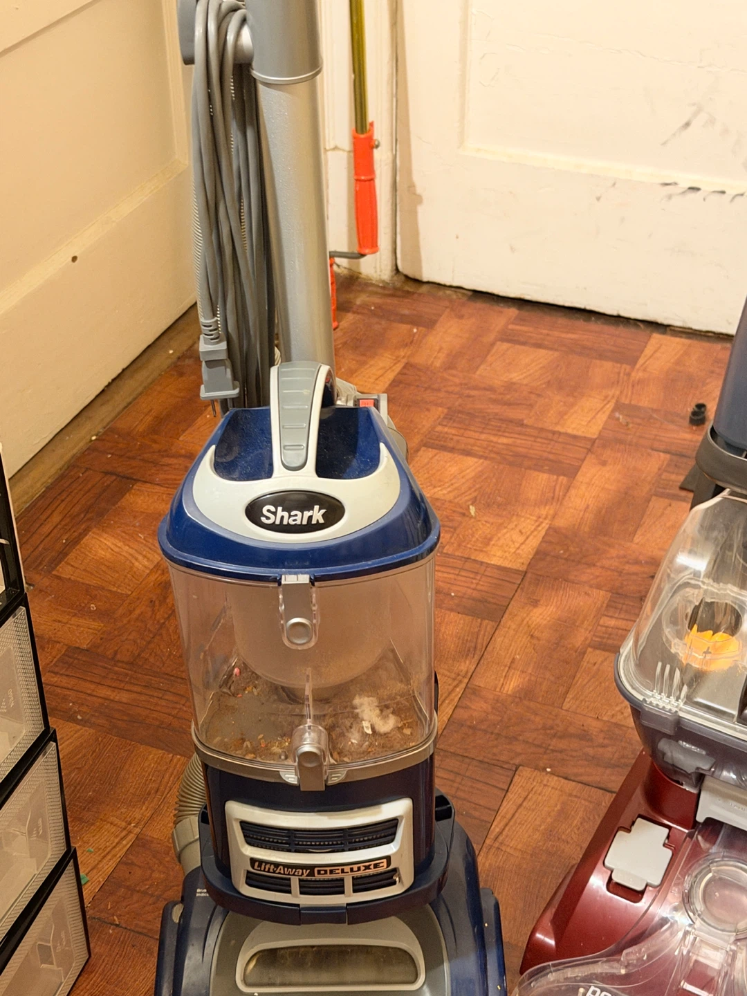 Shark Navigator Lift-Away Deluxe Vacuum