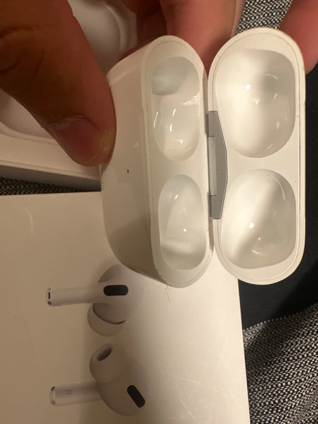 Apple AirPods Pro Wireless Charging Case - photo 2
