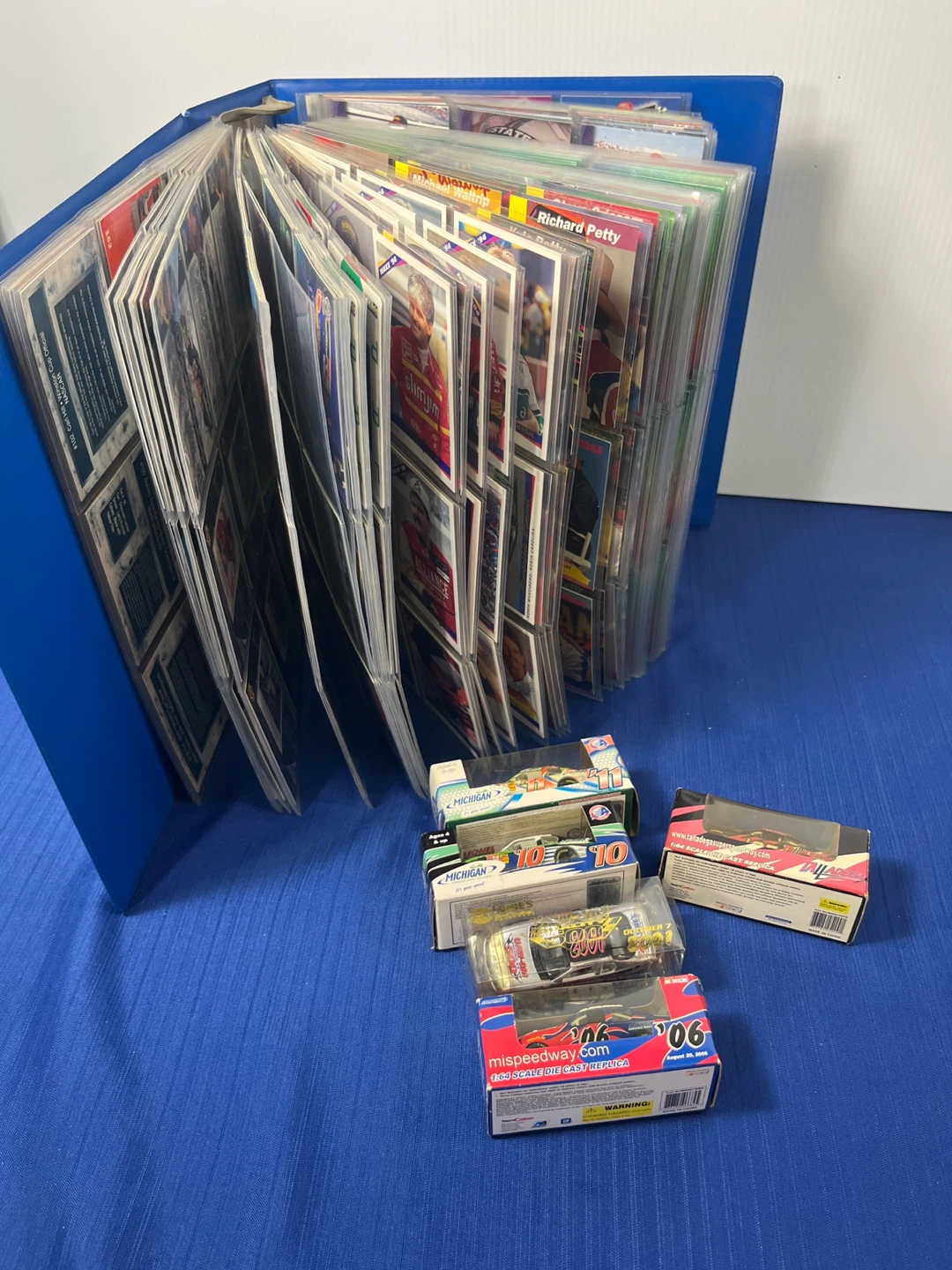 NASCAR 1:64 Scale Diecast  (5 Cars) + FREE over 500 Card Binder!