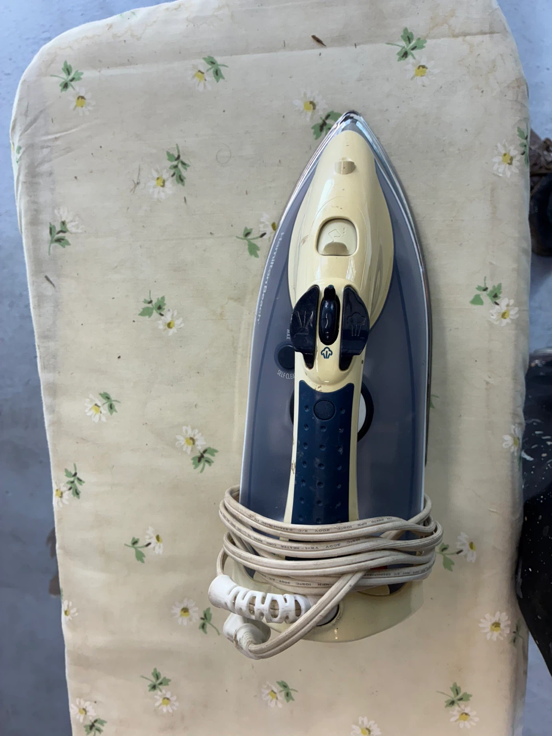 Hamilton Beach Iron and Floral Ironing Board - photo 4