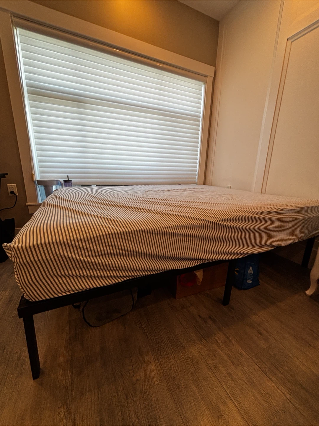 Queen bed frame and mattress - photo 2