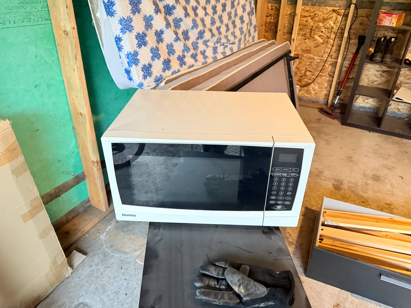 Danby Countertop Microwave - Good Condition